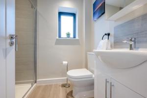 un bagno con wc, lavandino e doccia di 2 Bed in Tintagel oc-a32939 a Tintagel Altre 24 foto
