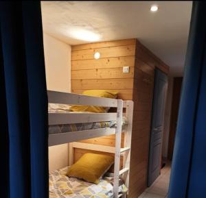 una habitación con literas y dos literas en bel appartement avec vue sur lac et piste 4 a 6 pers, en Gérardmer