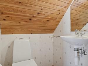 Un baño de Holiday Home Laurentius - 50m from the sea by Interhome