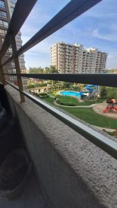 balcón con vistas a un parque y a los edificios en Departamento Ñuñoa -Grecia, en Santiago