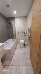 a bathroom with a tub and a toilet and a sink at Studio Realeza in London +10 photos