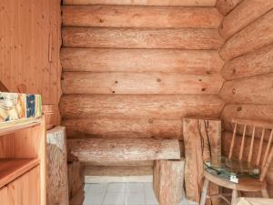 una camera con tavolo e parete in legno di Holiday Home Mojag - 900m from the sea by Interhome a Hirtshals