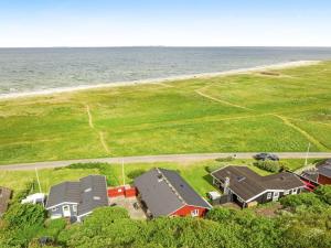una vista aérea de una casa cerca del océano en Holiday Home Blia - 120m to the inlet by Interhome, en Løgstør