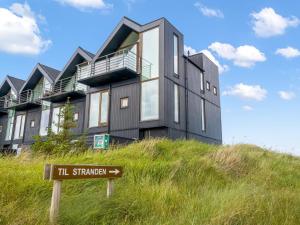 ein Gebäude auf einem Hügel mit einem Schild davor in der Unterkunft Holiday Home Anita - 575m from the sea by Interhome in Skagen