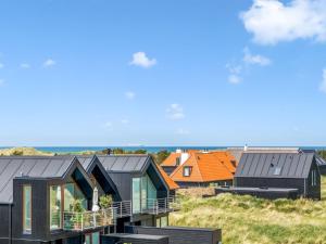 eine Reihe von Häusern mit orangefarbenen Dächern in der Unterkunft Holiday Home Anita - 575m from the sea by Interhome in Skagen