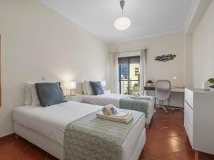 En eller flere senge i et værelse på Apartment by Marina, beach, town #1971