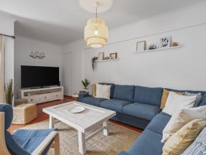 Et tv og/eller underholdning på Apartment by Marina, beach, town #1971