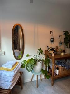 Habitación con espejo y mesa con toallas. en Number 78 Guest house M56 junction 12 located 5 minutes drive from Frodsham Continental breakfast Included, en Frodsham 9 fotos más