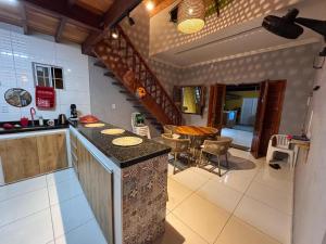 Dapur atau dapur kecil di Casa no Coqueiro com jacuzzi