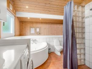 Bilik mandi di Holiday Home Sulho - 800m from the sea by Interhome