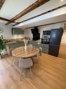 Η κουζίνα ή μικρή κουζίνα στο T3 neuf de 62m2 avec jardin axe Annecy-Geneve