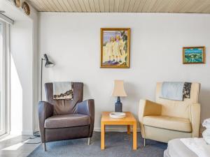 een woonkamer met twee stoelen en een tafel bij Apartment Sibyll - 2km from the sea by Interhome in Skagen
