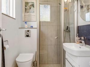 een badkamer met douche, toilet en wastafel bij Apartment Sibyll - 2km from the sea by Interhome in Skagen +12 foto's