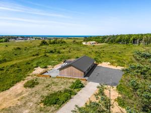 una vista aérea de una casa en un campo en Holiday Home Merta - 800m from the sea by Interhome, en Løkken