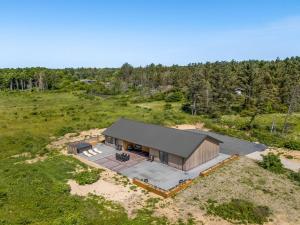 una vista aérea de una casa en un campo en Holiday Home Merta - 800m from the sea by Interhome, en Løkken