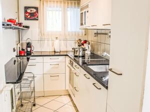 Η κουζίνα ή μικρή κουζίνα στο Apartment Seewiese Apt- 103 by Interhome