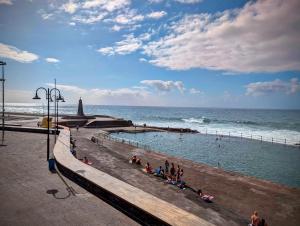 El PuertitoCHC-Balcon de Bajamar的一群人坐在海滩的水里 更多4张照片