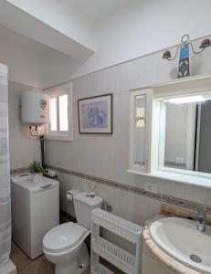 El PuertitoCHC-Balcon de Bajamar的带马桶和水槽的浴室