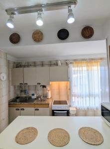 El PuertitoCHC-Balcon de Bajamar的配有白色橱柜和台面的厨房