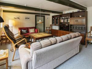 BredebroにあるHoliday Home Henrieke - 10km from the sea by Interhomeのソファとテーブルのあるリビングルーム