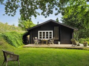 Cabaña con terraza y sillas en el patio en Holiday Home Dorthie - 1-7km from the sea by Interhome, en Knebel 19 fotos más