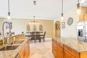 Dapur atau dapur kecil di Family-Friendly Lakefront Condo in WI Dells