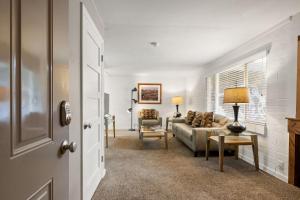 ein Wohnzimmer mit einer Couch und einem Sessel in der Unterkunft Downtown Cozy Home Base - Purple Sage 4 in Moab