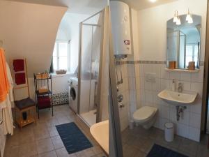 Ένα μπάνιο στο Ferienwohnung Atelier Wenig