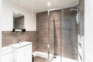 Vannituba majutusasutuses Spacious 1 Bed Harbour-side Apartment with Balcony