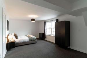 Voodi või voodid majutusasutuse Spacious 1 Bed Harbour-side Apartment with Balcony toas