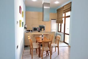 Η κουζίνα ή μικρή κουζίνα στο 2 bathrooms apartment