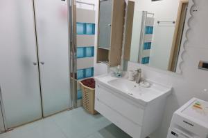 Ένα μπάνιο στο 2 bathrooms apartment +23 φωτογραφίες
