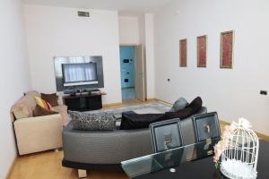 Μια τηλεόραση ή/και κέντρο ψυχαγωγίας στο 2 bathrooms apartment