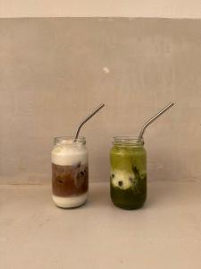 Dos frascos de comida con utensilios sobre una mesa. en Portobello Guest House, en Mirissa 35 fotos más