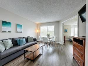 una sala de estar con un sofá y una mesa en Parkway Palms Resort 1 bed condo mins to Disney., en Orlando