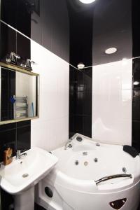 Ένα μπάνιο στο Republic Square, Saryan Amiryan 2BR, Heart of Yerevan