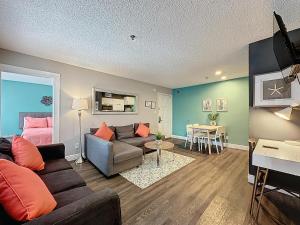 una sala de estar con un sofá y una mesa en Two bed condo in Parkway Palms Resort, en Orlando