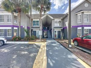 una casa con un coche aparcado delante en Two bed condo in Parkway Palms Resort, en Orlando