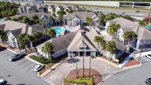 Una vista aérea de un barrio residencial con casas. en Parkway Palms Resort 1 bed condo mins to Disney., en Orlando