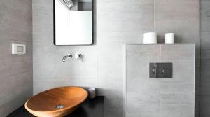 Un baño con lavabo de madera y espejo. en Luxury 3 Bedrooms Apt near Hilton hotel, en Tel Aviv 19 fotos más