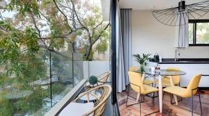 Una cocina y un comedor con mesa y sillas. en Luxury 3 Bedrooms Apt near Hilton hotel, en Tel Aviv