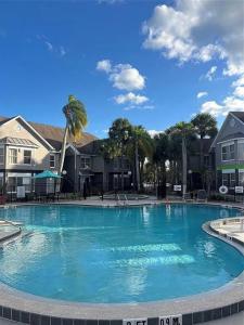 una gran piscina de agua azul frente a las casas en Parkway Palms Resort 1 bed condo mins to Disney., en Orlando