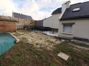 Un patio trasero de una casa blanca con piscina. en Maison indépendante bord de mer, en Moëlan-sur-Mer 5 fotos más