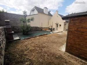 una casa con un patio delante de un edificio en Maison indépendante bord de mer, en Moëlan-sur-Mer