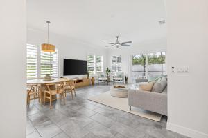 TV a/nebo společenská místnost v ubytování Ponce Inlet's Surf Villa