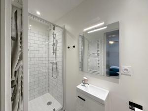 Kylpyhuone majoituspaikassa Hôtel le Terminus et son restaurant Côte à Côte - Chambres rénovées 25 kuvaa lisää