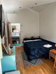 a bedroom with a bed and a mirror at Cherry Hill Studio in Caversham