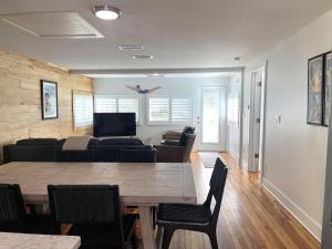 una sala de estar con una mesa y un sofá en 231 Pearl Street, short walk to the beach, en Fort Myers Beach