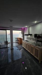 cocina grande con vistas al océano en Dream View Luxe, en Rafrāf