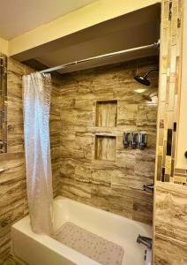 Koupelna v ubytování Cozy Riverside View House + 45 fotografií